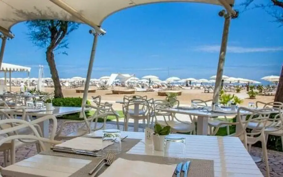 Italské Rimini přímo u pláže: Luxusní 5* Grand Hotel s polopenzí a venkovním bazénem neomezeně + welcome drink