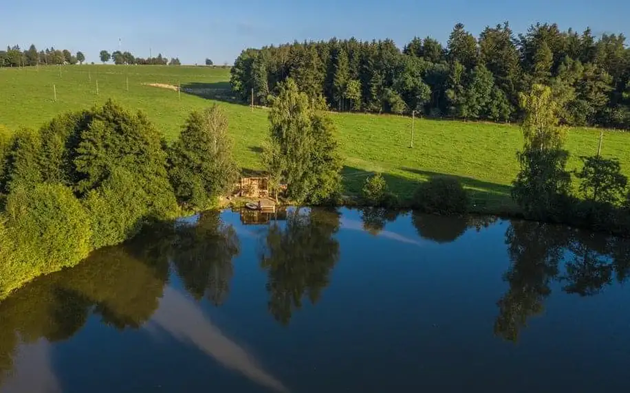 Kouzelný pobyt na samotě u rybníku v překrásné Mechové chaloupce