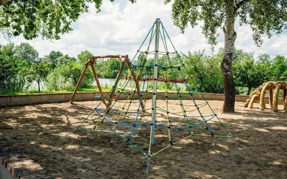 Maďarko u jezera v Apartmánech Sun City se snídaní, pláží a vyžitím pro děti + možnost vodních sportů