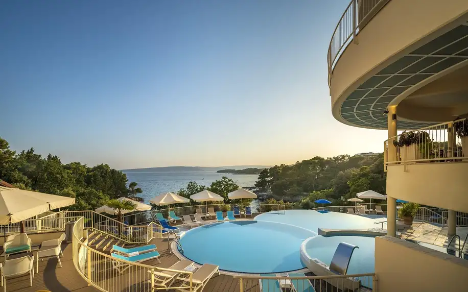 Ostrov Krk: hotel u pláže i aquaparku vč. polopenze