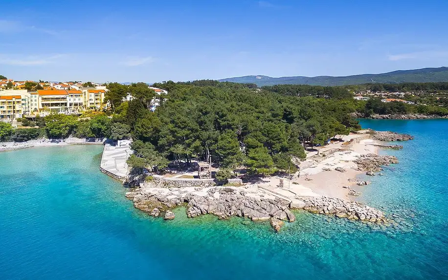 Ostrov Krk: hotel u pláže i aquaparku vč. polopenze