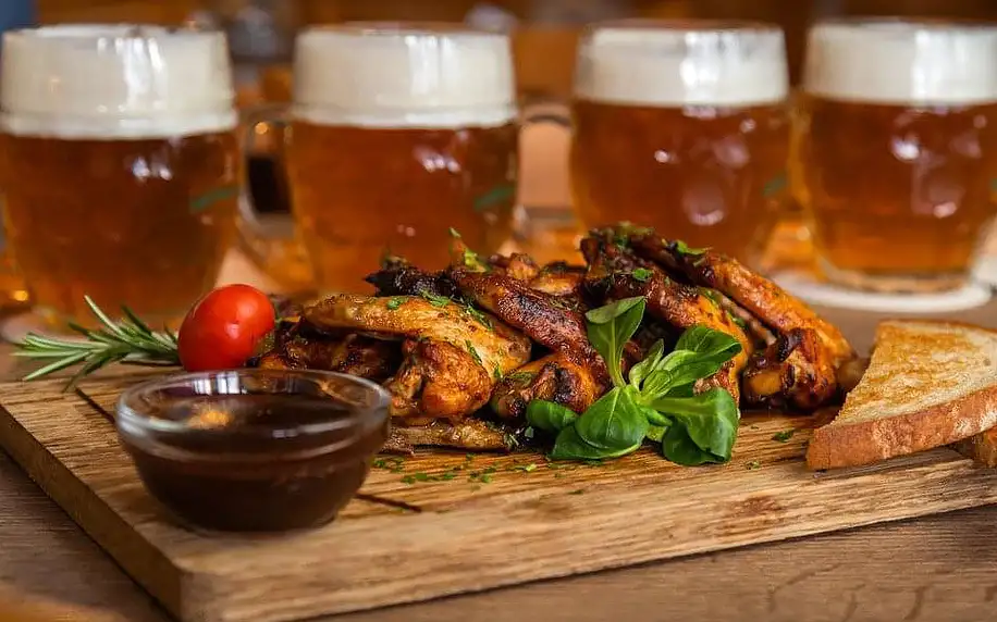 Metr piv z místního pivovaru a kilo dokonale propečených křídel v ostravské restauraci Heřmanická beseda pro dva