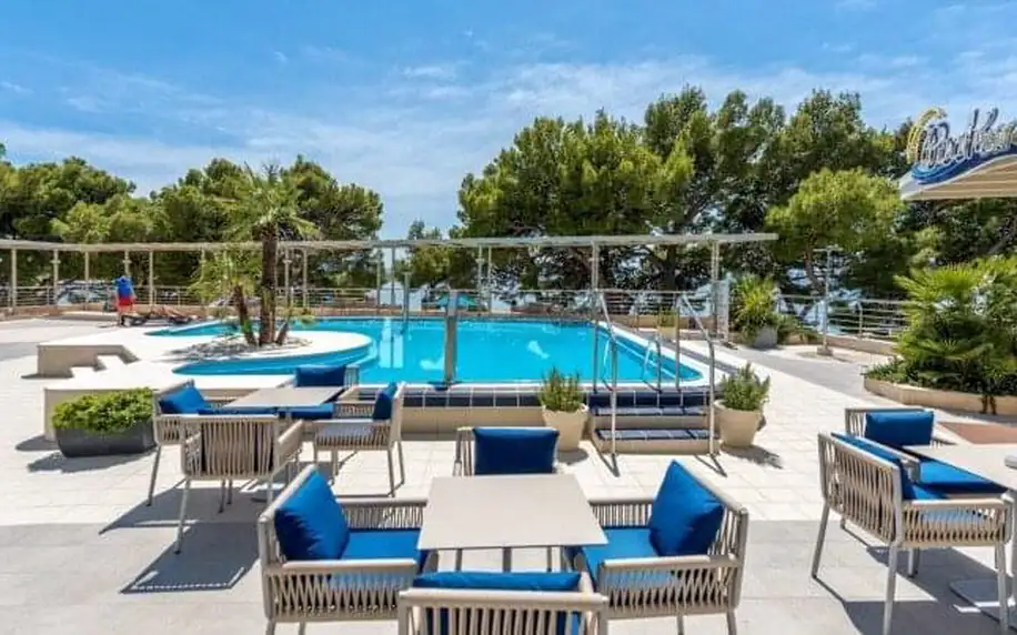 Chorvatsko přímo u pláže: Pobyt v Hotelu Park Makarska **** s polopenzí + vnitřní a venkovní bazén neomezeně