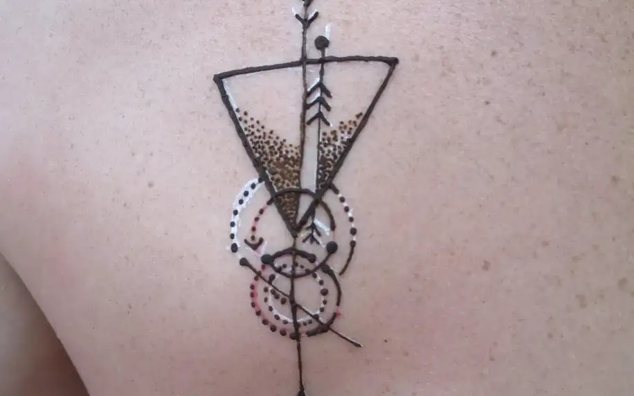 "Tetování" hennou: motiv i umístění na vaše přání