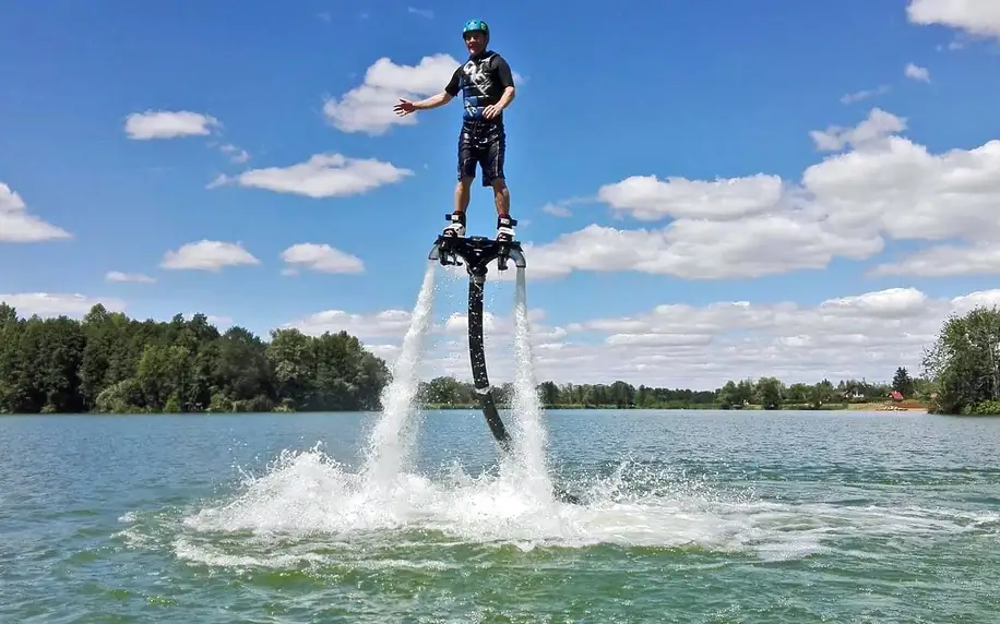 Flyboard: let na plné trysky nad hladinou vody