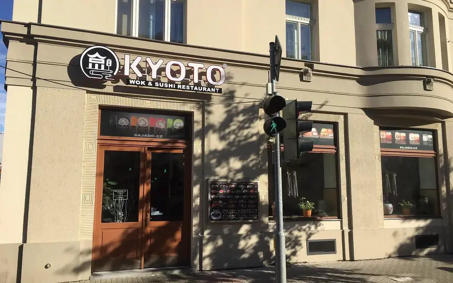 Sety s 24–72 ks sushi, miso polévkami či závitky