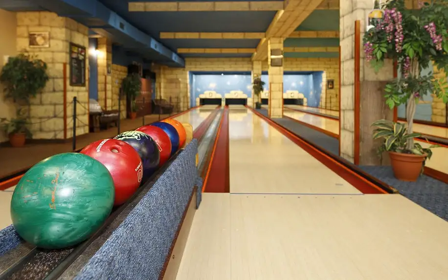 Bowling a kulečník s jídlem i pivy až pro 8 osob