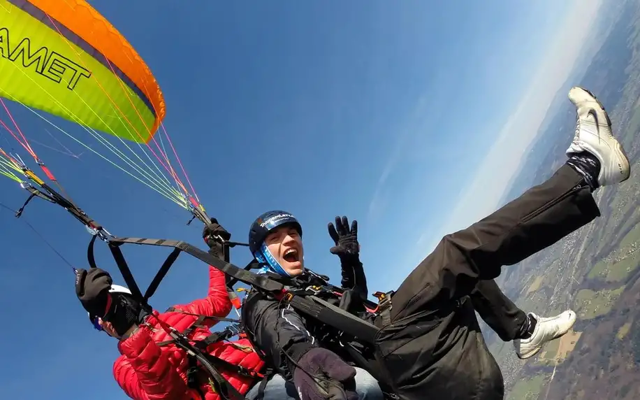 Paraglidingový let s akrobatickými prvky vč. videa