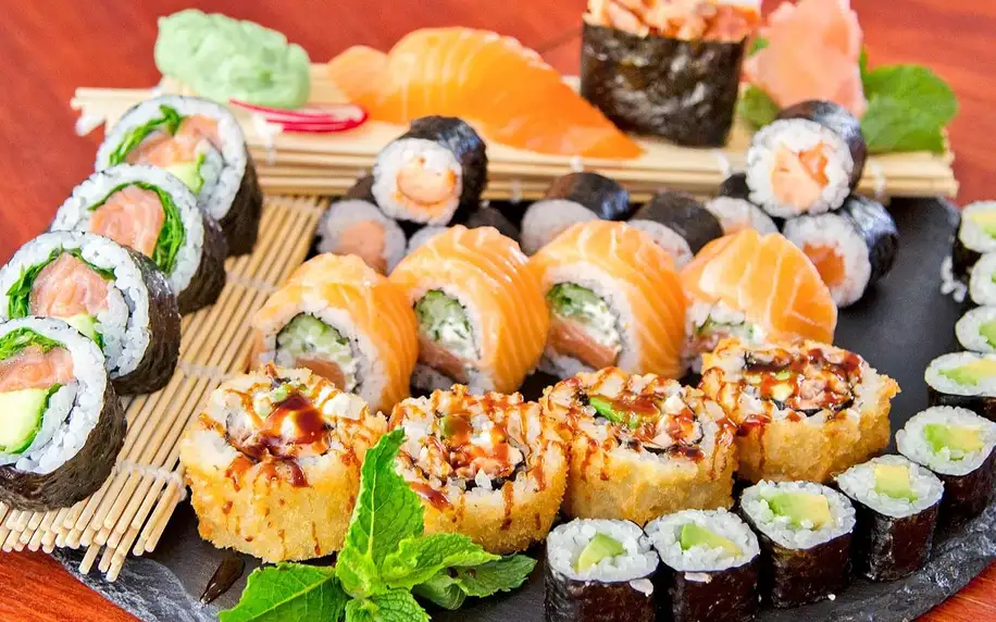 Sety 30–107 ks sushi se závitky, kimchi i vínem