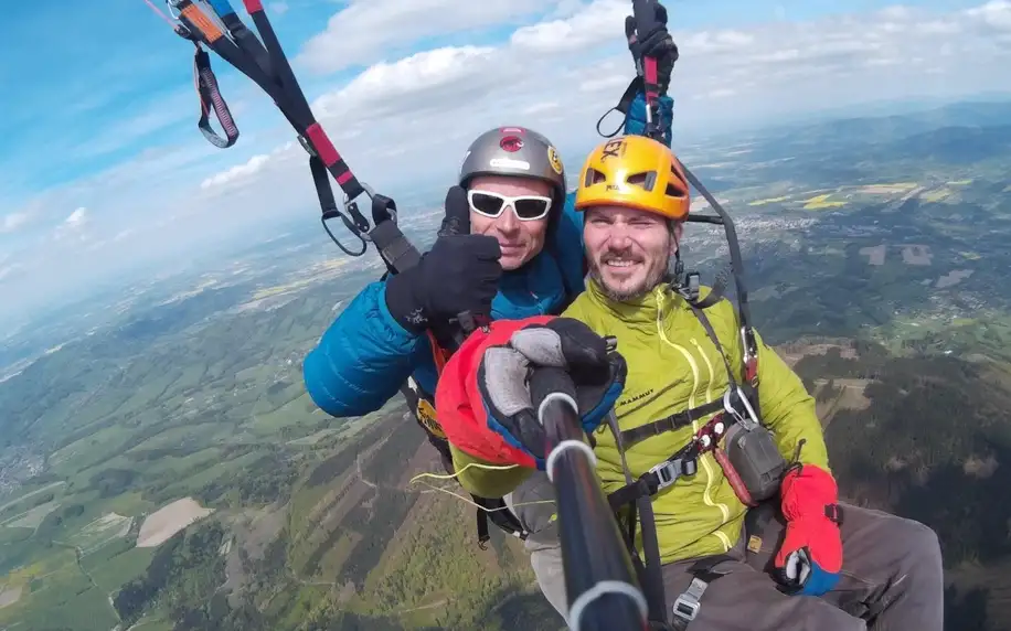 Tandemový paragliding v Beskydech: vyhlídkový i akrobatický