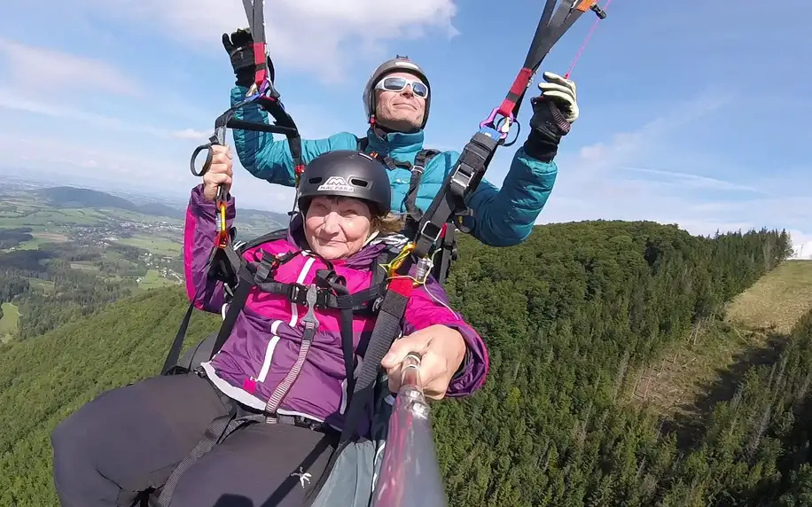 Tandemový paragliding v Beskydech: vyhlídkový i akrobatický