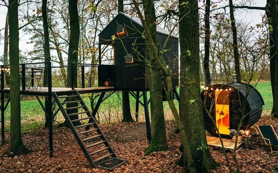 Kouzelný treehouse i sudová sauna až pro 4 osoby