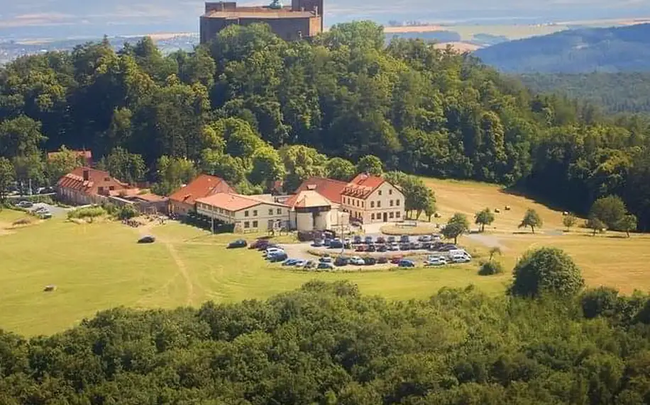 Kouzelný večer pod hradem v Hotelu Buchlov s relaxací v privátním wellness a večeří pro 2 osoby