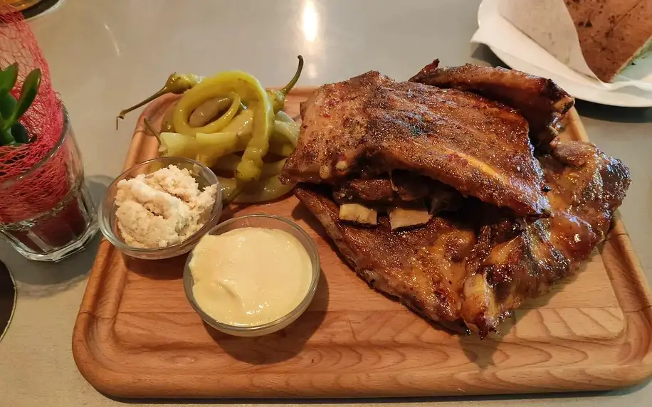 Žebra spareribs ve stylové kinokavárně: 500 g až 2 kg