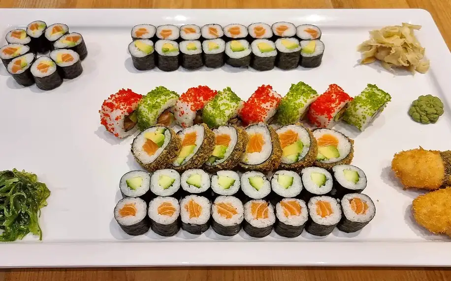 Pestrý set 56 nebo 68 ks sushi s rybami i avokádem