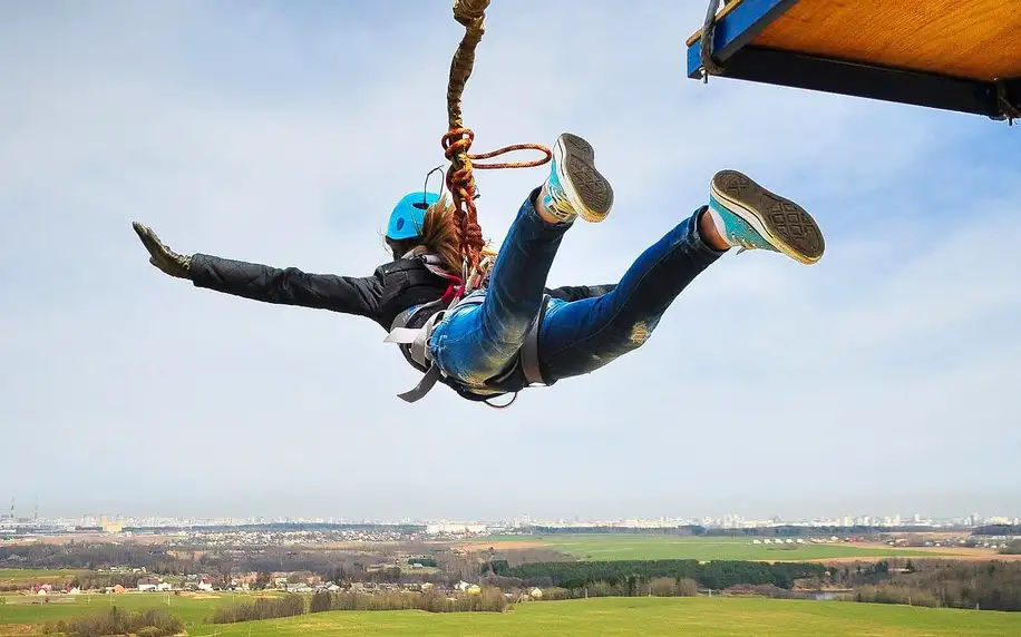 Extrémní bungee jumping z televizní věže či jeřábu