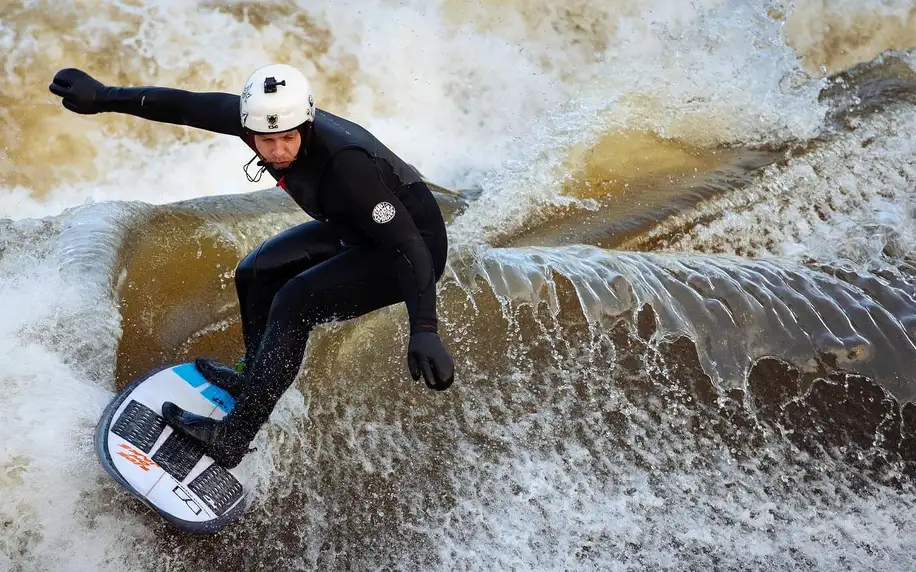 Surfing na Vltavě: 2hod. skupinová lekce vč. vybavení