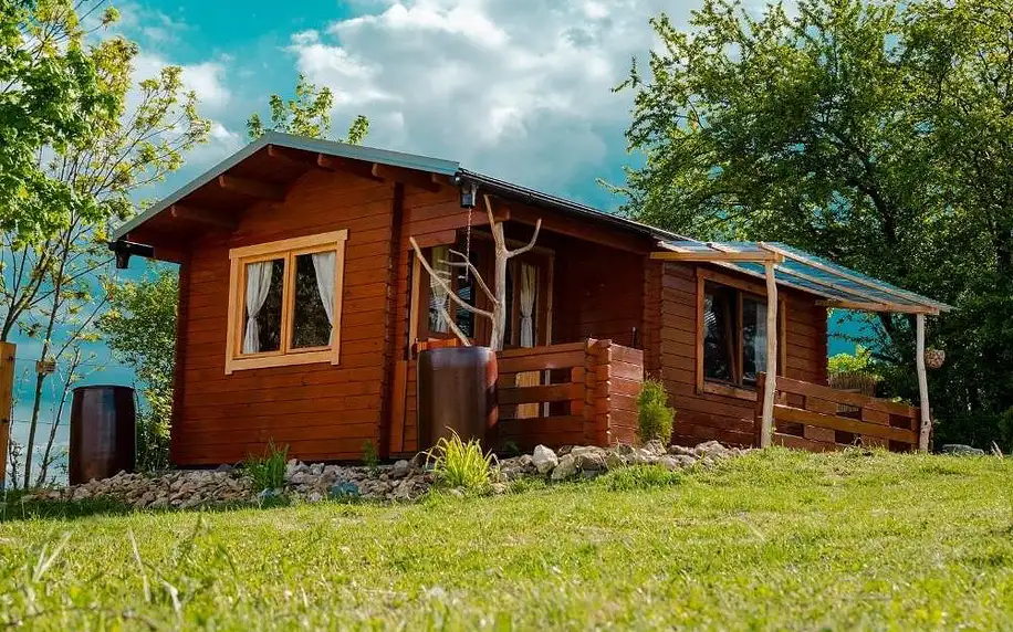 České středohoří: Cozy wood hut on the farm