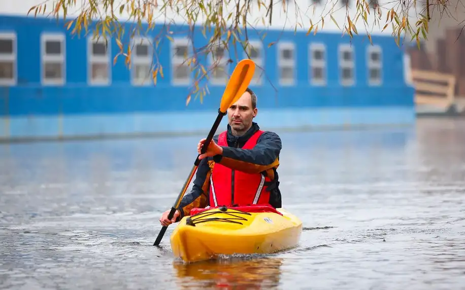 Půjčení koloběžek, kajaků či paddleboardů pro dva