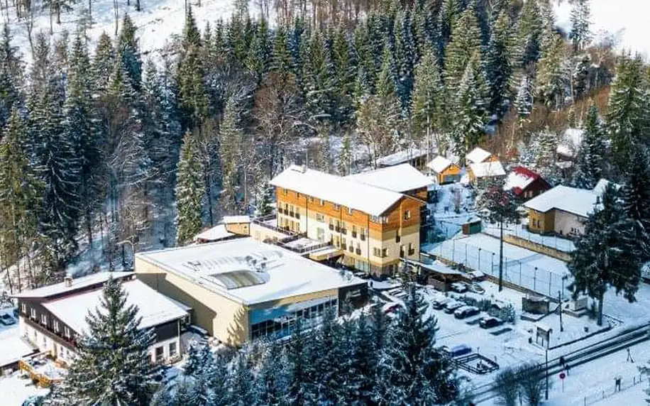 Javorníky u ski areálu (1 km) ve Wellness & Spa hotelu Čertov *** s polopenzí i neomezenými bazény a saunami