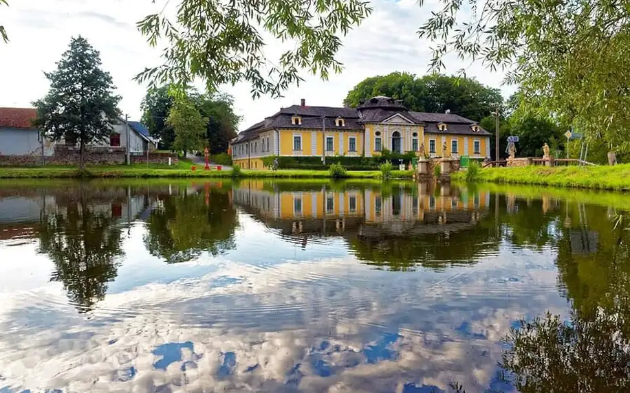 Dámská jízda v historickém zámku Úsobí